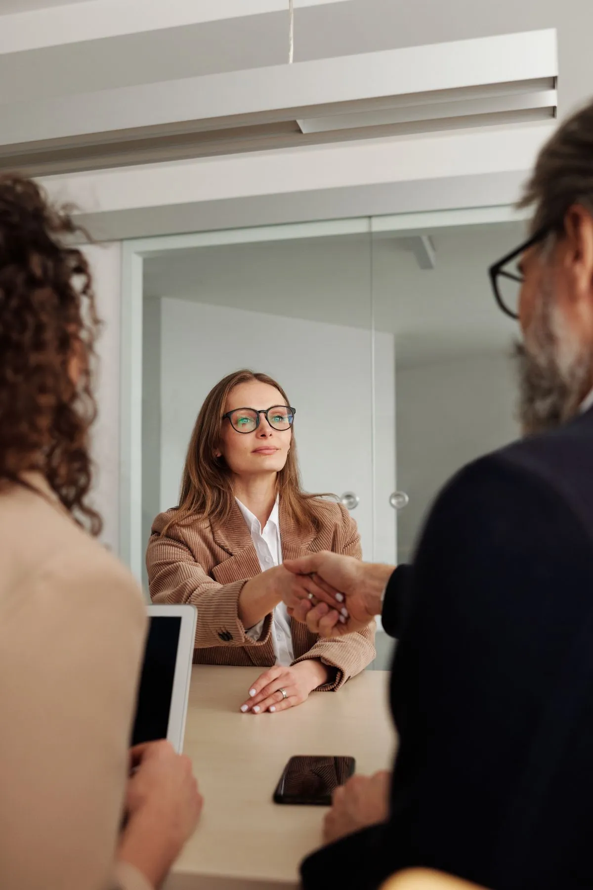 Reunión de trabajo entre una consultora de ITBS y dos clientes